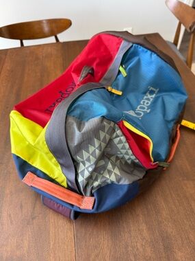 Cotopaxi Large Duffle Sling Bag Single-Strap Backpack (del dia multicolored)
